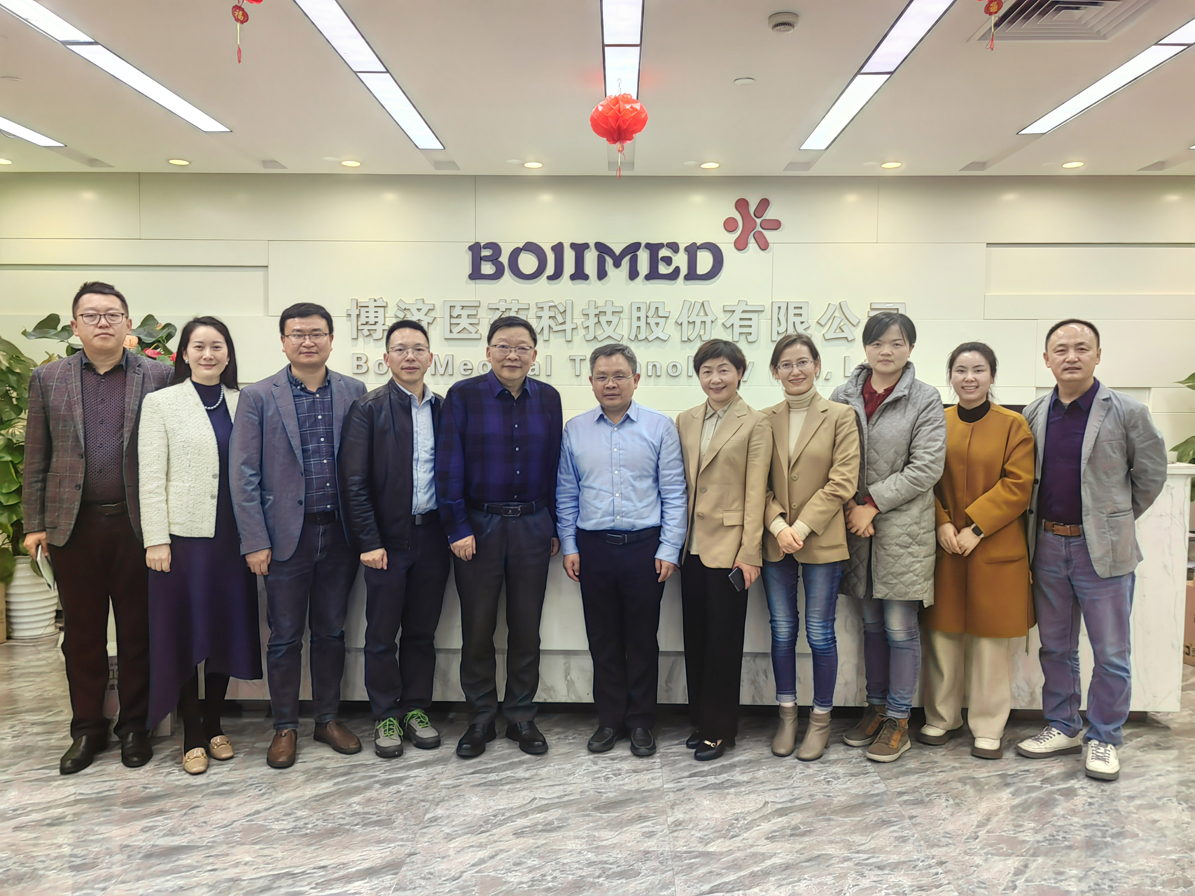 貴州醫(yī)科大學(xué)附屬醫(yī)院副院長(zhǎng)陳騰祥一行赴博濟(jì)醫(yī)藥參觀座談